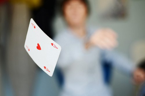 只剩下卡牌陪她阅尽每一场独白_WWW.TQQA.COM