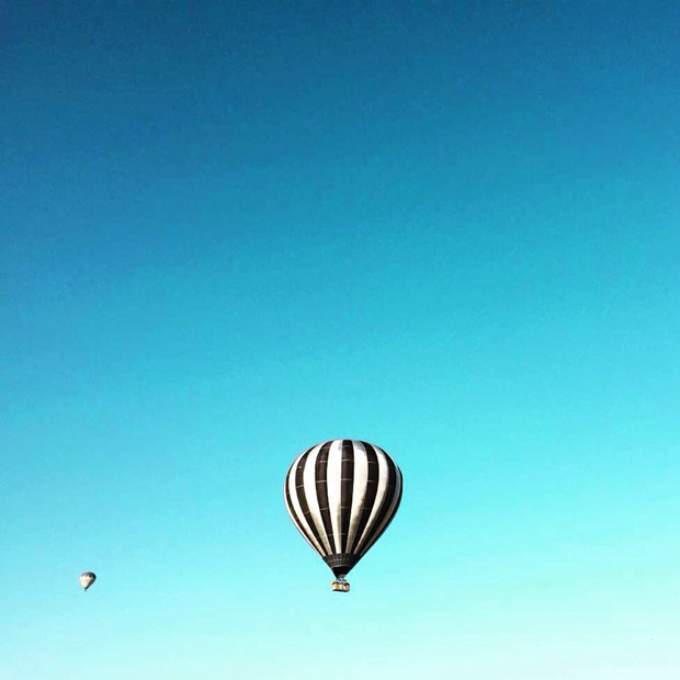 随风而动的优美热气球美图图片_WWW.TQQA.COM
