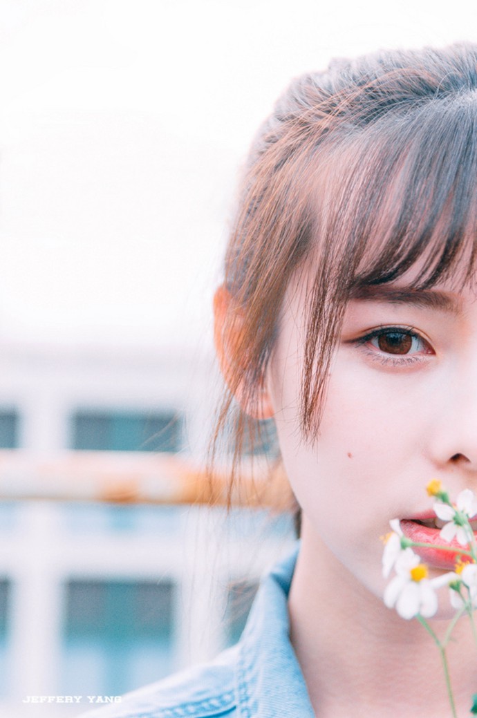 面无表情的优雅小清新美女图片_WWW.TQQA.COM