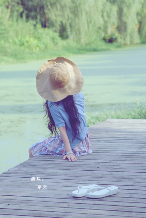 挡住你的表情，剩下只有背影 小清新女生背影图_WWW.TQQA.COM