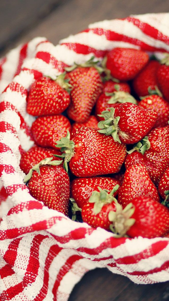 盘子中的水果意境唯美图片_WWW.TQQA.COM