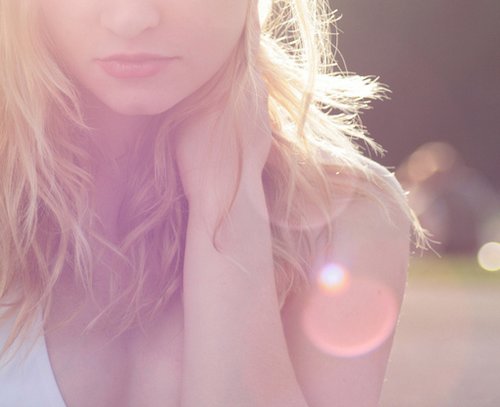 因为某个人的微笑，阳光就明媚起来_WWW.TQQA.COM