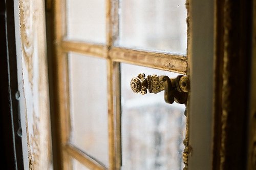 阳光照射在房间的每一个角落_WWW.TQQA.COM