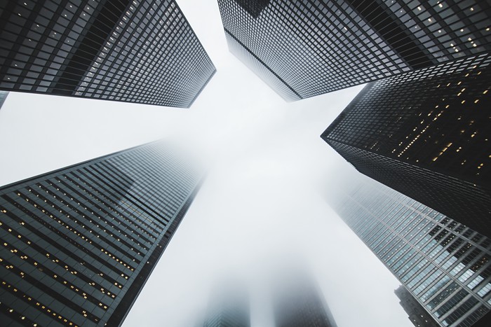 仰视的城市高楼建筑唯美图片_WWW.TQQA.COM