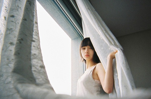 在夜中央的山谷，一人一片湖 唯美女生小清新图_WWW.TQQA.COM