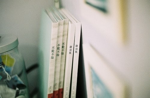 旅行中带着一本书_WWW.TQQA.COM