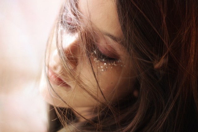 有着飘逸长发的外国女孩唯美意境美图_WWW.TQQA.COM
