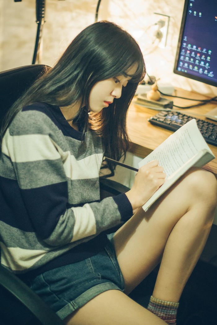 唯美的牛仔短裤与短裙美女图片_WWW.TQQA.COM