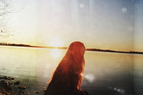 他说他很爱很爱你 暖色调小清新女生图片_WWW.TQQA.COM