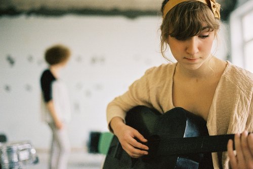 一把吉他，一首曲子，给谁听_WWW.TQQA.COM