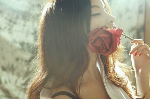 在日渐冷清的年华里把思念埋在发间_WWW.TQQA.COM