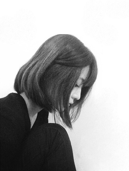 人活着就像在泥地上行走 伤感范美女图片_WWW.TQQA.COM