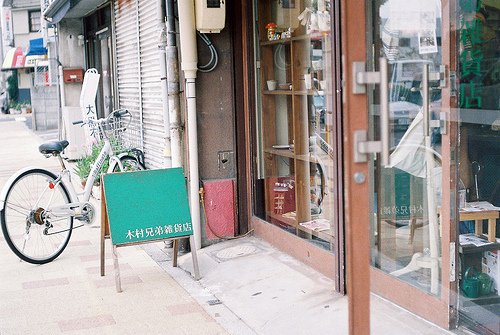 街角有家店，店里却没有你_WWW.TQQA.COM