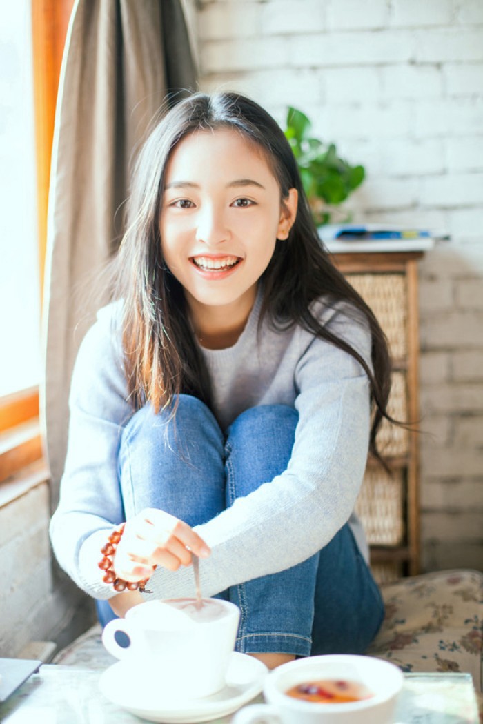 唯美的牛仔短裤与短裙美女图片_WWW.TQQA.COM