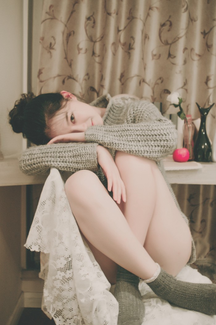 抱着腿的小清新美女图片_WWW.TQQA.COM