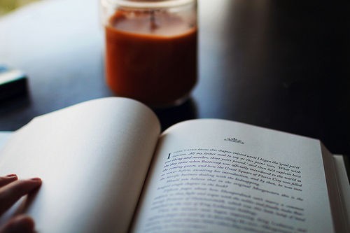 旅行中带着一本书_WWW.TQQA.COM