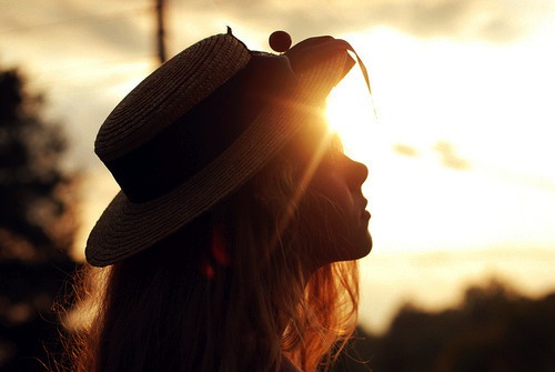 他说他很爱很爱你 暖色调小清新女生图片_WWW.TQQA.COM