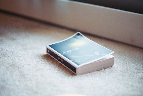 旅行中带着一本书_WWW.TQQA.COM