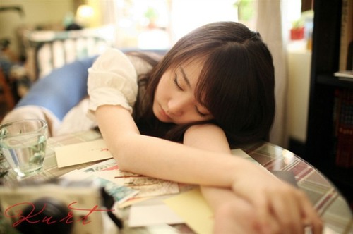 在夜中央的山谷，一人一片湖 唯美女生小清新图_WWW.TQQA.COM