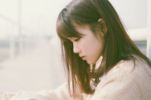 那一低头的温柔_唯美意境女生图片_WWW.TQQA.COM