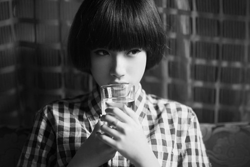 关于穿衬衫特别好看的女生美女唯美小清新图片_WWW.TQQA.COM