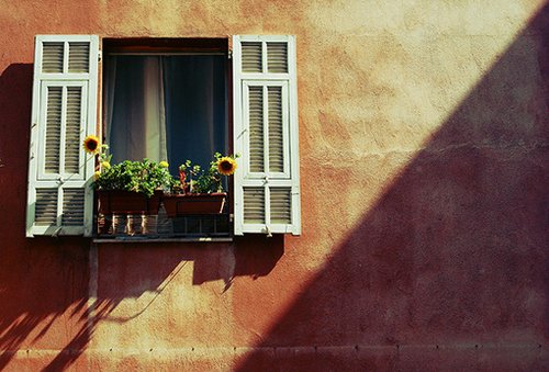 阳光照射在房间的每一个角落_WWW.TQQA.COM