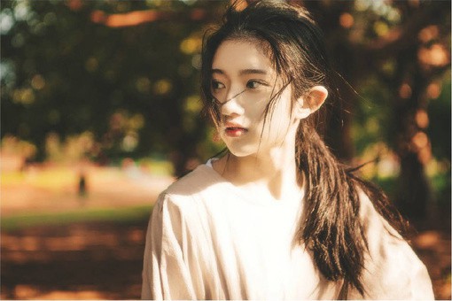 眼里充满故事的唯美小清新女生写意美图_WWW.TQQA.COM