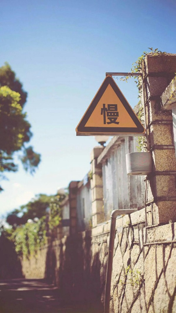 唯美的路标与路牌意境图片_WWW.TQQA.COM