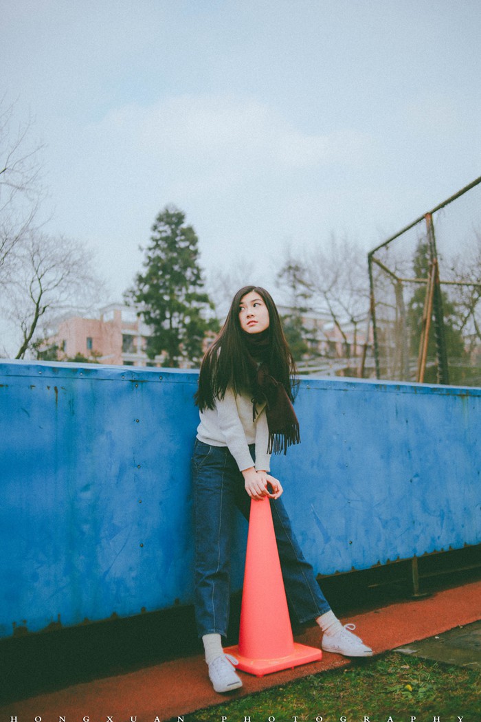 唯美的牛仔短裤与短裙美女图片_WWW.TQQA.COM