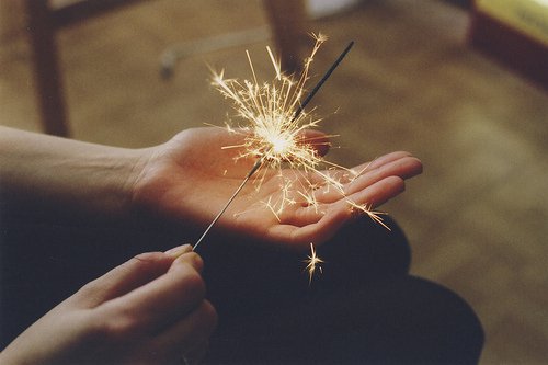 人来人往，慢慢也就习惯了_WWW.TQQA.COM