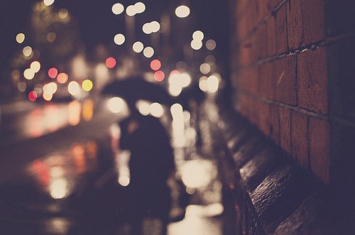 走在青春这条匆忙而狭窄的路上_WWW.TQQA.COM