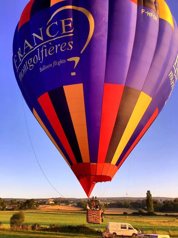 随风而动的优美热气球美图图片_WWW.TQQA.COM