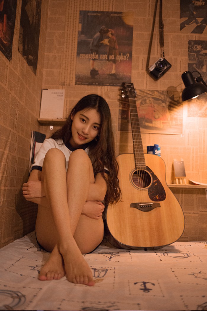 抱着腿的小清新美女图片_WWW.TQQA.COM