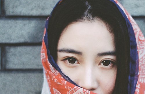 不经意的一瞥 甜美的小清新女生美图_WWW.TQQA.COM