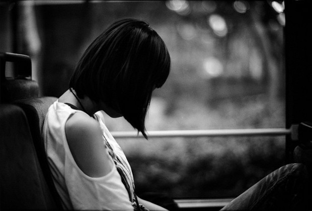 那一低头的温柔_唯美意境女生图片_WWW.TQQA.COM