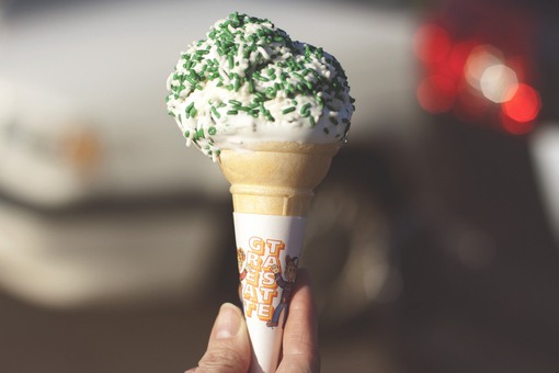 甜筒与冰淇淋球的爱情故事_冰淇淋唯美图片_WWW.TQQA.COM