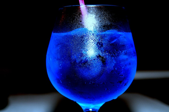 装满饮料的透明玻璃杯美图图片_WWW.TQQA.COM