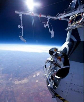 世界第一跳,3.9万米高空极限跳伞全程视频_WWW.TQQA.COM