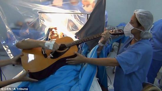 脑瘤摘除手术时弹吉他：关公在世吗？_WWW.TQQA.COM