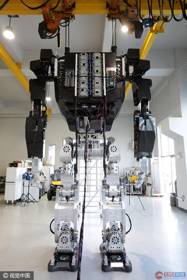 环太平洋的再现——韩造4米高人控机器人_WWW.TQQA.COM