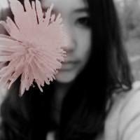 唯美拿白色花的女生头像:朦胧的意境_WWW.TQQA.COM