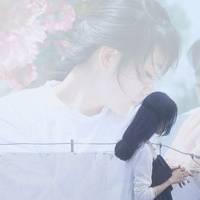 唯美拿白色花的女生头像:朦胧的意境_WWW.TQQA.COM
