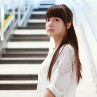 侧脸qq头像靠墙女生:意境任在_WWW.TQQA.COM