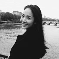 低着头的灰色长发女生头像:伴我左右_WWW.TQQA.COM