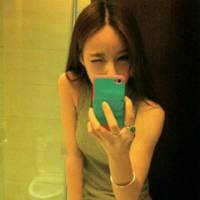 抱着猫咪的女生头像:可爱妹子万人疼_WWW.TQQA.COM