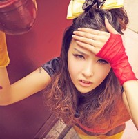 可爱女生卷发头像图片_WWW.TQQA.COM