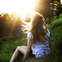 唯美阳光女生头像侧面:和你的记忆在慢慢褪色_WWW.TQQA.COM