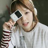 让想念的歌不在唱:带着耳机听着歌的唯美头像_WWW.TQQA.COM