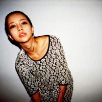 非主流酒吧女生QQ头像,放纵割舍不掉的感情_WWW.TQQA.COM