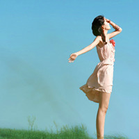 绿色意境女生头像:喜欢夏天闻雨的味道_WWW.TQQA.COM